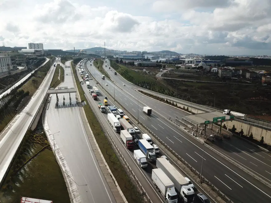 İstanbul yolunda 8 kilometrelik TIR ve kamyon kuyruğu 9