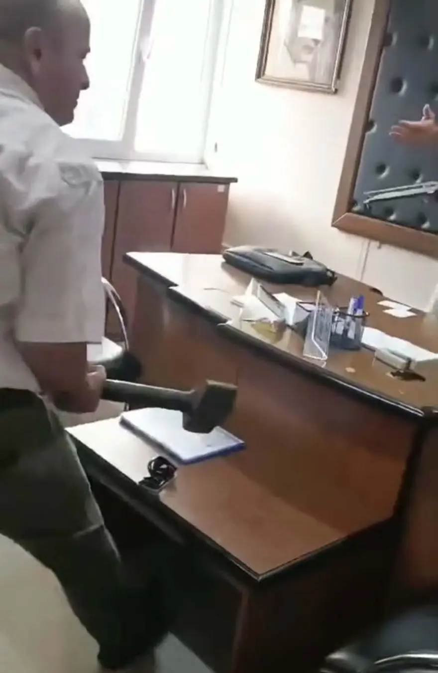 Makam odasında balyozlu saldırı Makam odasında balyozlu saldırı