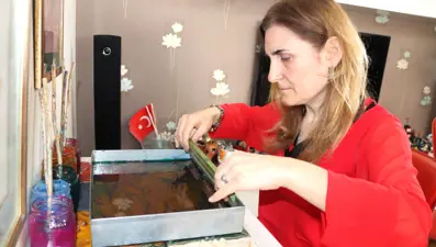 Atık derileri Ebru Sanatıyla birleştiriyor: El emeğiyle takı ve çanta gibi eşyalara dönüştürüyor