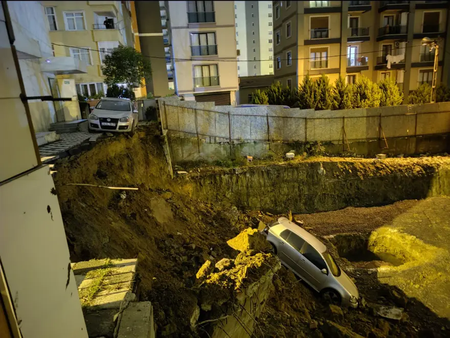 Kartal'da toprak kayması: Otomobil inşaatın temel çukuruna düştü 1