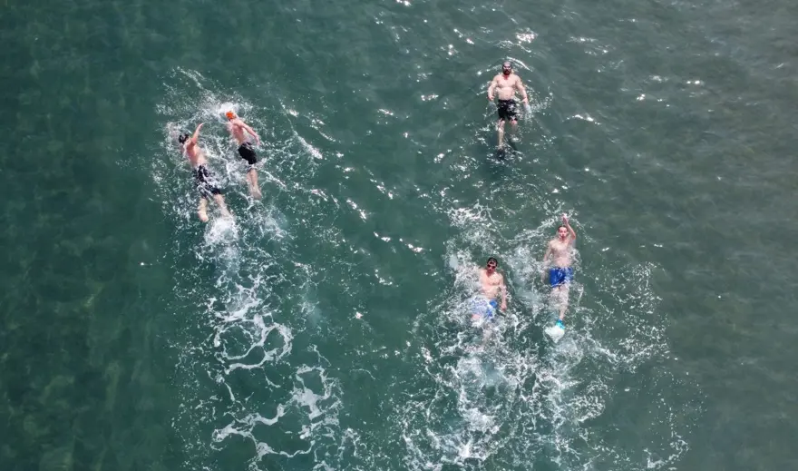 "DENİZİN İÇİ SICAK" 4