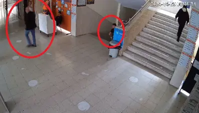 Elektronik sigarayla yakalandı: Ailesine haber veren müdür yardımcısını bıçakladı