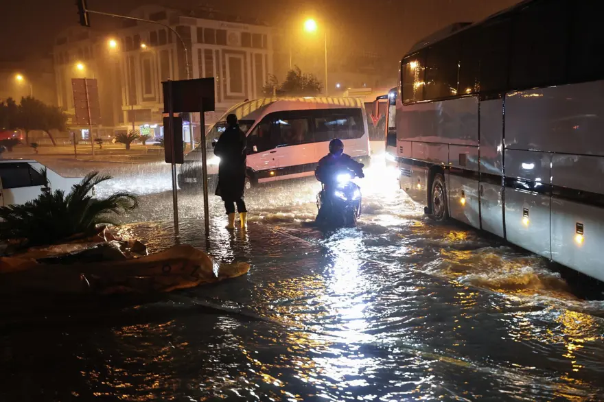 Antalya'da sel ve su baskını: 1 kişi yaşamını yitirdi, 3 ilçede okullar yarın da tatil (4 şehir için turuncu kodlu uyarı) 12