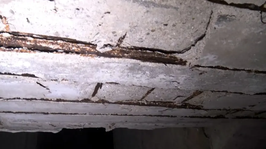 Avcılar'daki 5 katlı binada tedirgin eden görüntü! "Kolonlardaki çatlağı sıvayla kapattılar, durumu görmezden geliyorlar" 4