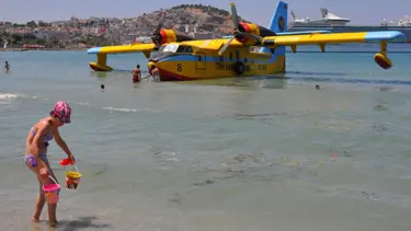 Lastiği patlayan yangın uçağı denize indi