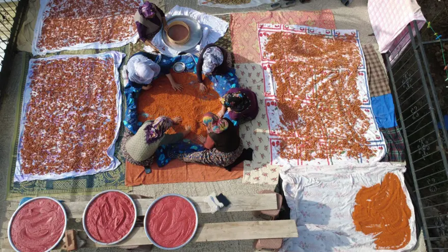 16 çeşit malzemeden yapılıyor, 16 gün yoğuruluyor: "Bunu içen grip olmaz" 1 16 çeşit malzemeden yapılıyor, 16 gün yoğuruluyor: "Bunu içen grip olmaz" 1