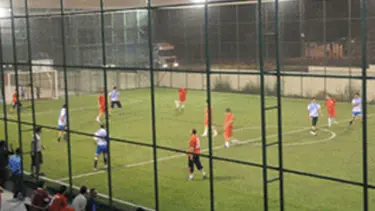 Halı sahada ayağına kurşun geldi