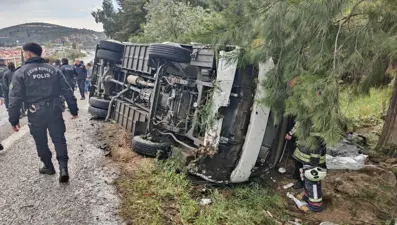 Kuşadası'nda servis aracı devrildi: 12 yaralı