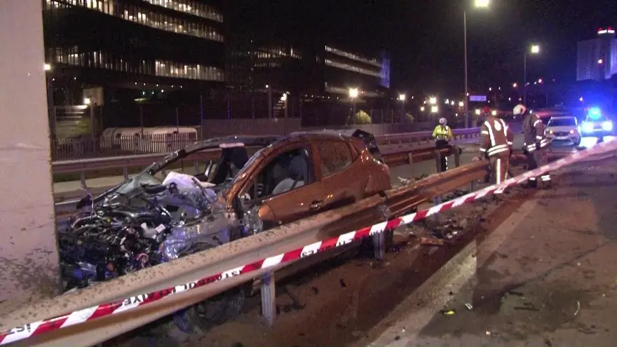 Pendik'te korkunç kaza: Otomobil refüje girdi 4 Pendik'te korkunç kaza: Otomobil refüje girdi 4