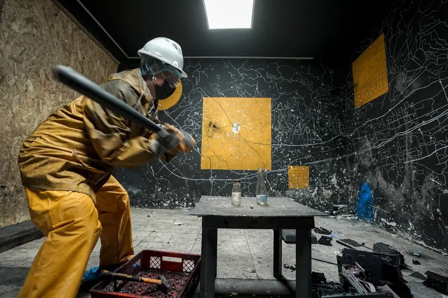 "Deşarj odası"na ilgi yoğun: Balyoz veya beyzbol sopasıyla kırıp döküyorlar 1