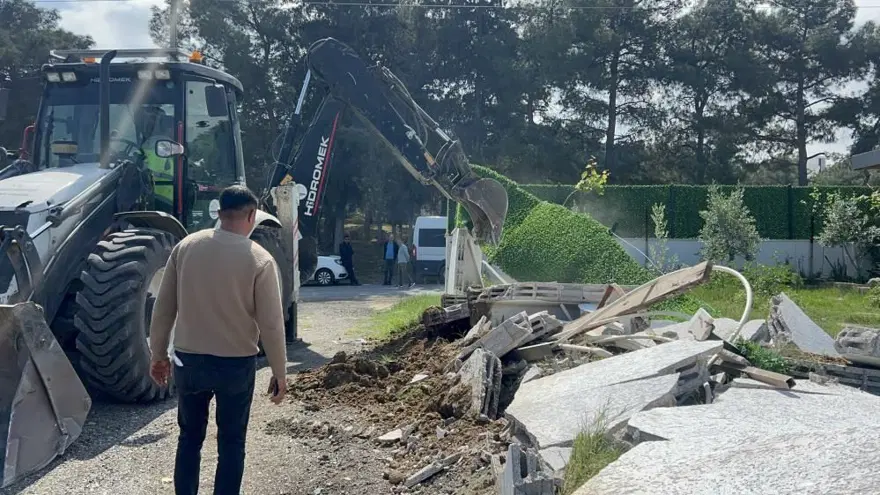 Kaçak yapının bahçesinde onlarca mazgal: Dekor yapmış! 2 Kaçak yapının bahçesinde onlarca mazgal: Dekor yapmış! 2