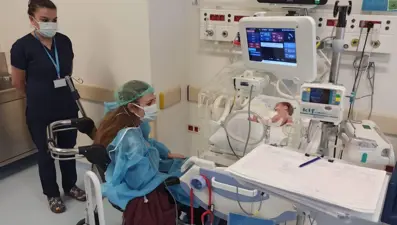 Covid-19 olduğu için erken doğum yapan kadın 21 gün sonra bebeğini yakından gördü