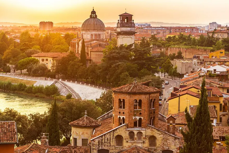 verona gezi rehberi, verona rehberi, verona gezilecek yerler, verona görülecek yerler, romeo ve juliet'in şehri, Adige Irmağı, Bra Meydanı, Casa di Giulietta, Castelvecchio, Erbe Meydanı, Via Mazzini 2