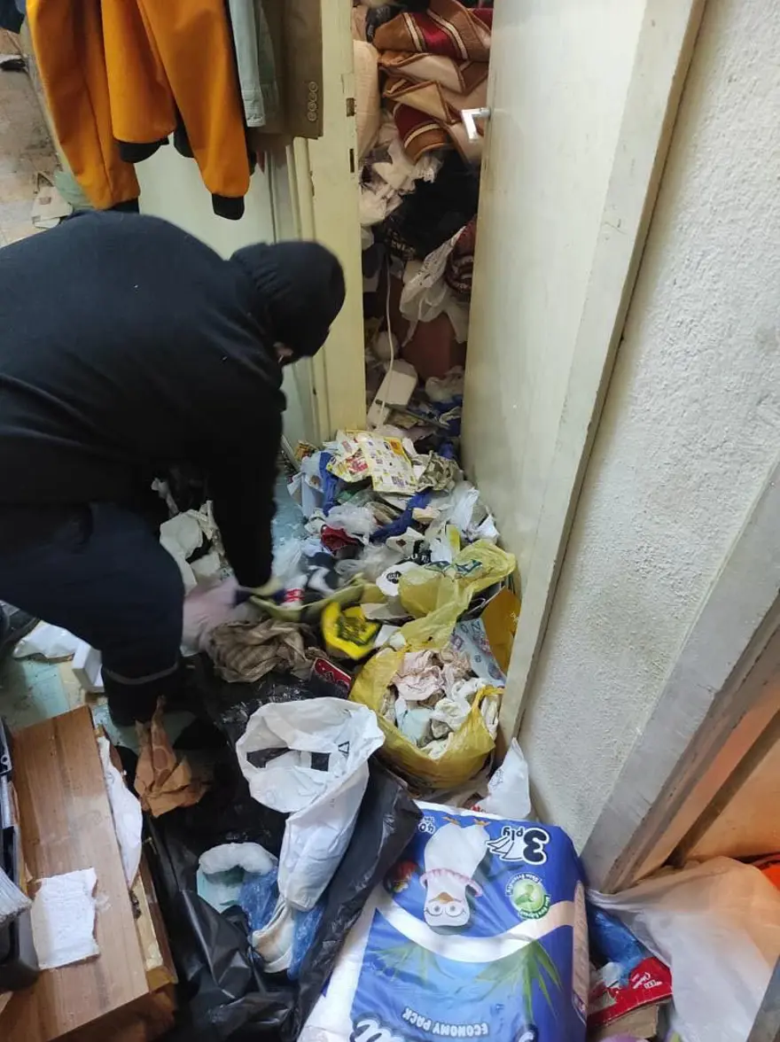 Anne ile oğlunun yaşadığı evden 45 ton çöp çıktı 5 Anne ile oğlunun yaşadığı evden 45 ton çöp çıktı 5