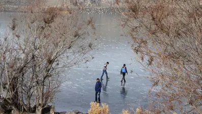 Önce buzun kalınlığını ölçtüler, sonra kaydılar