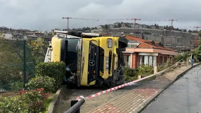 Sarıyer’de TIR devrildi