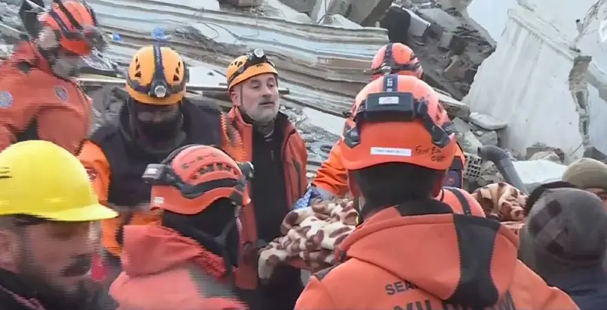 100. SAATTE İKİ KİŞİ KURTARILDI 13