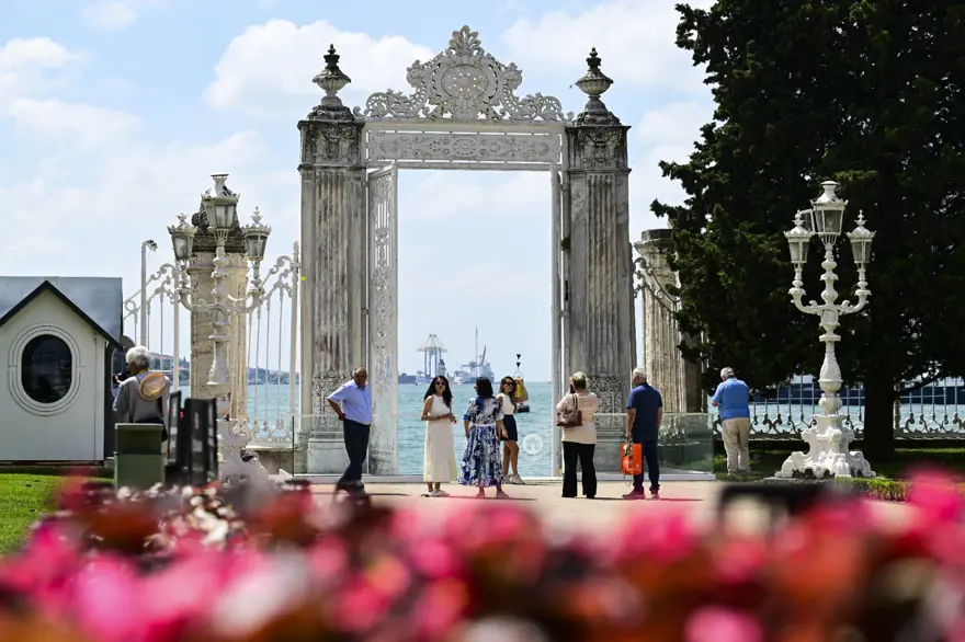 Dolmabahçe Sarayı'nın kullanıma açılışının 167'nci yılı 6