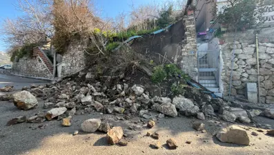 İstinat duvarı yola çöktü