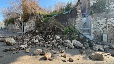 İstinat duvarı yola çöktü