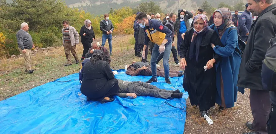 Servis minibüsüyle kamyonet çarpıştı: 2 ölü, 11 yaralı 3 Servis minibüsüyle kamyonet çarpıştı: 2 ölü, 11 yaralı 3