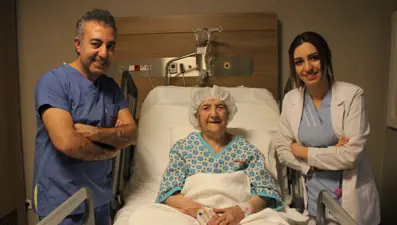 112 yaşındaki hasta kapalı ameliyatla böbrek taşından kurtuldu