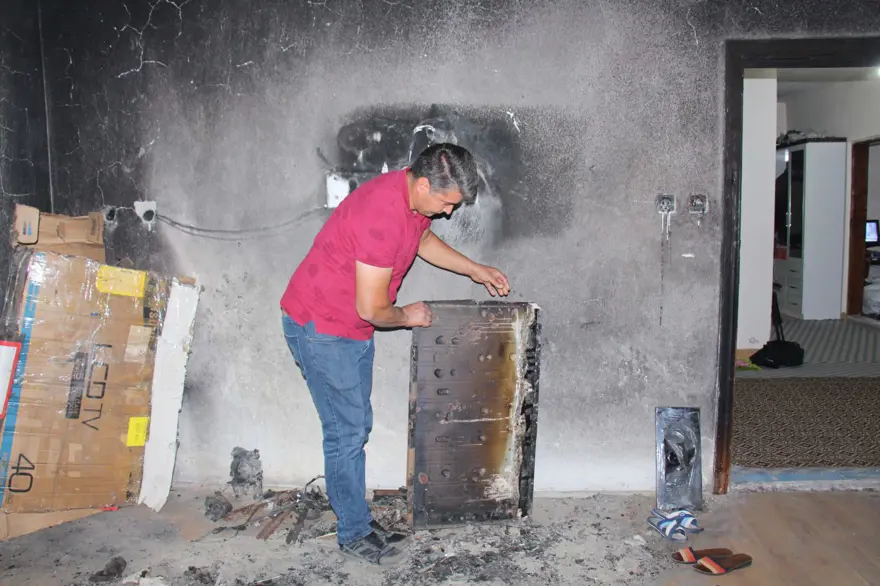 8 yıl önce yanan odayı dava bitmediği için külleriyle kilitli tutuyorlar 6