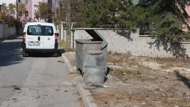 Yeni doğmuş bebeği çöpe atmışlar