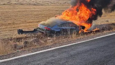 Şanlıurfa'da devrilen araç yandı