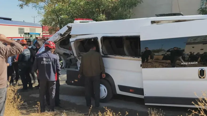 Yolcu treni, öğrenci servisine çarptı: Yaralılar var 8 Yolcu treni, öğrenci servisine çarptı: Yaralılar var 8
