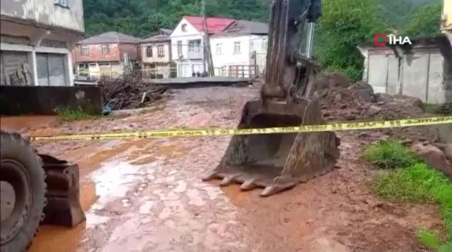 Giresun’u sel vurdu: Karayolu ulaşıma kapandı, bir ev yan yattı 2 Giresun’u sel vurdu: Karayolu ulaşıma kapandı, bir ev yan yattı 2