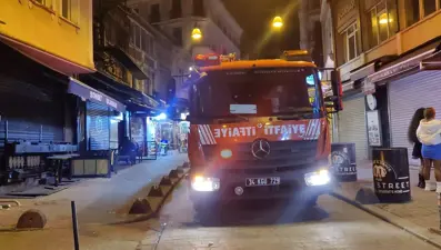 Beyoğlu'nda asansör boşluğuna düşen müşteri yaralandı