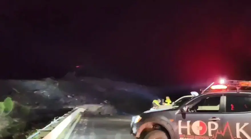 Artvin'de heyelan: Karadeniz Sahil Yolu'nun tek şeridi ulaşıma açıldı 13