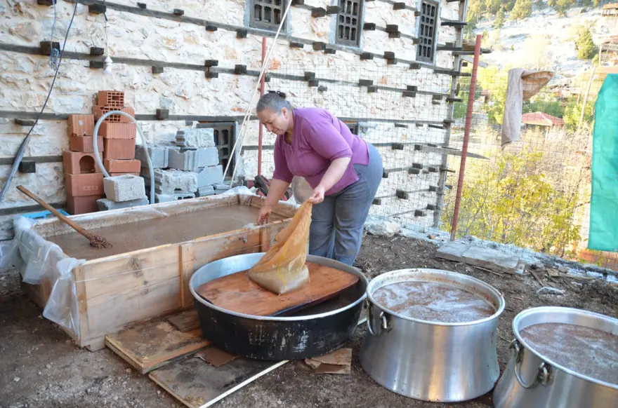 Toroslardan toplanıyor, sadece pekmez olarak tüketiliyor 13