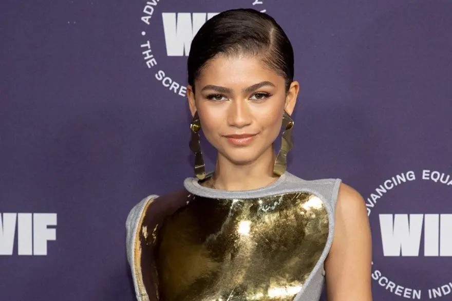 Zendaya paparazzilerden kaçarken yere düştü 