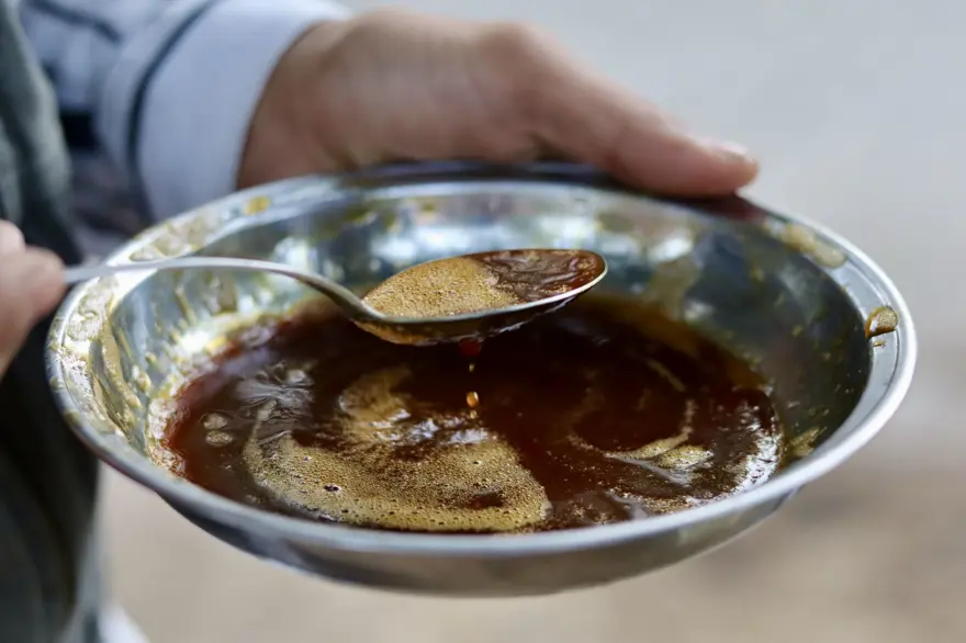 Taştan oyulmuş havuzlarda toplanıp 6 saat kaynatılıyor: Osmaniye'de yapımına başlandı 2 Taştan oyulmuş havuzlarda toplanıp 6 saat kaynatılıyor: Osmaniye'de yapımına başlandı 2