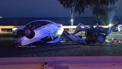 İkiye bölünen otomobilde 1 ölü, 1 yaralı