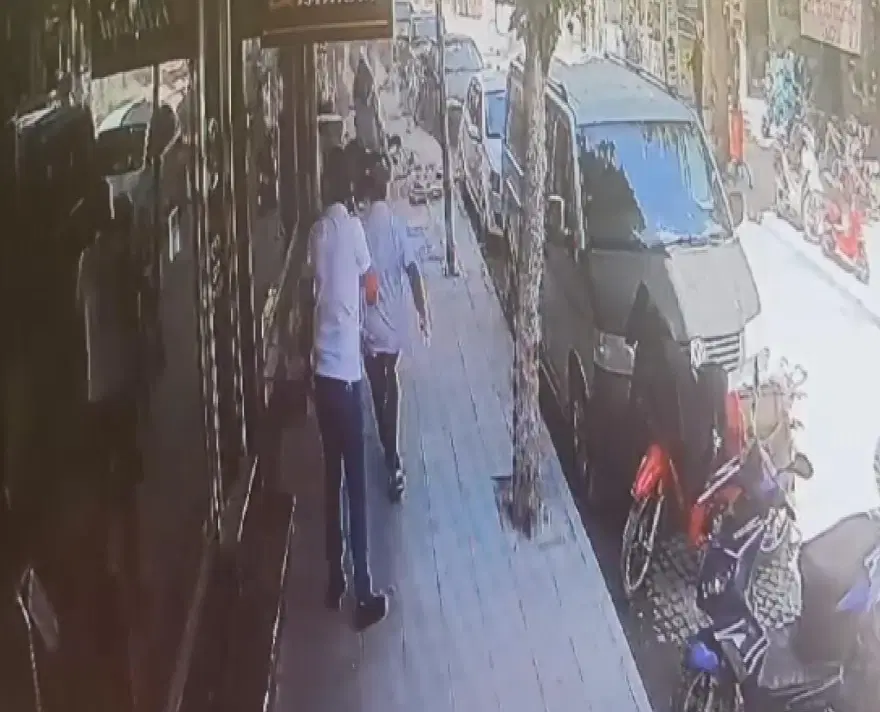 Konya'da baba-kızın üzerine beton parçaları düştü 2 Konya'da baba-kızın üzerine beton parçaları düştü 2