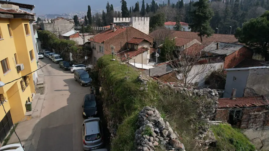 2 bin yıllık tarihi surların üzerine çanak anten diktiler 3 2 bin yıllık tarihi surların üzerine çanak anten diktiler 3