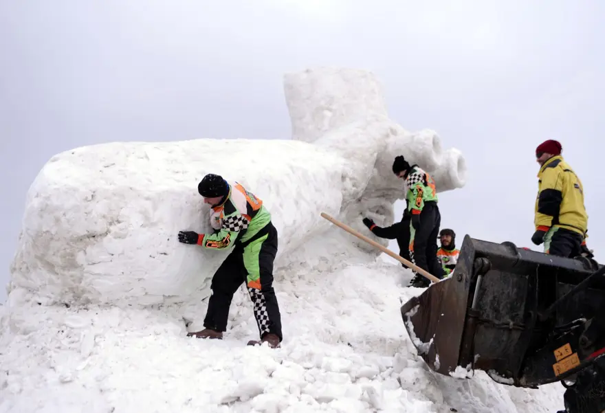 Çıldır'daki buz festivali için kardan devasa Atatürk heykeli yapılıyor 3
