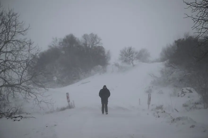 Dondurucu soğuk ve kar! Yollar kapandı, araçlar mahsur kaldı, okullar tatil edildi Dondurucu soğuk ve kar! Yollar kapandı, araçlar mahsur kaldı, okullar tatil edildi