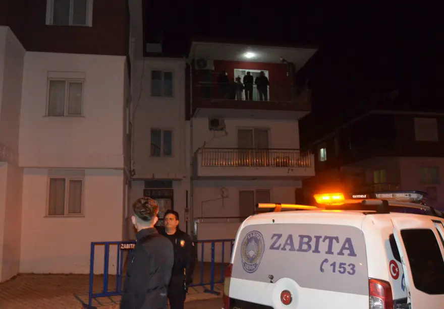 Çatlaklar artınca tahliye edilen binada mührü kırıp geri yerleştiler Çatlaklar artınca tahliye edilen binada mührü kırıp geri yerleştiler