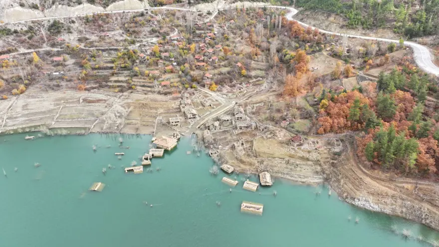 Isparta'da sular altında kalan köy kartpostallık görüntü oluşturdu 5