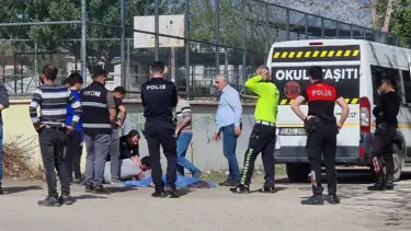 Öldüren şaka: Arkadaşını okul servisinin önüne itti
