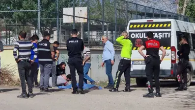 Öldüren şaka: Arkadaşını okul servisinin önüne itti