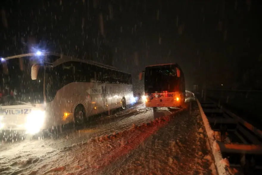 Sivas-Tokat karayolu yoğun kar yağışı dolayısıyla trafiğe kapandı 