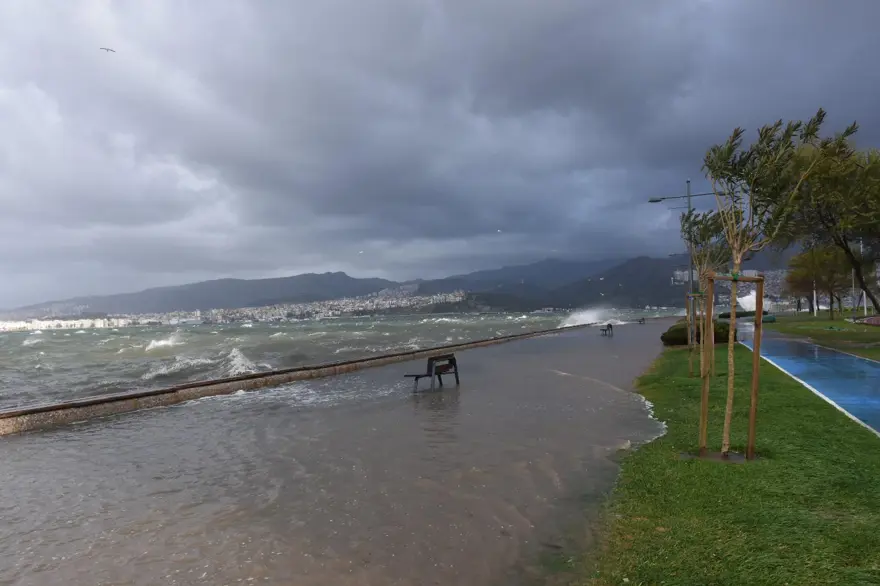 İzmir'de fırtına: Deniz taştı, işyerlerini su bastı 42