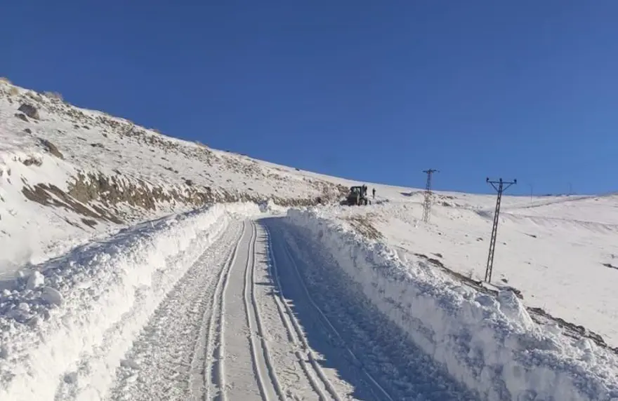 Van'da kar yolları kapattı: 83 yerleşim yerine ulaşım yok 8 Van'da kar yolları kapattı: 83 yerleşim yerine ulaşım yok 8