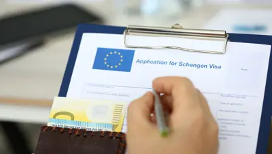 AB vize kolaylığını askıya aldı, bazı üye ülkeler Ruslara vize vermeyi tümüyle durdurdu