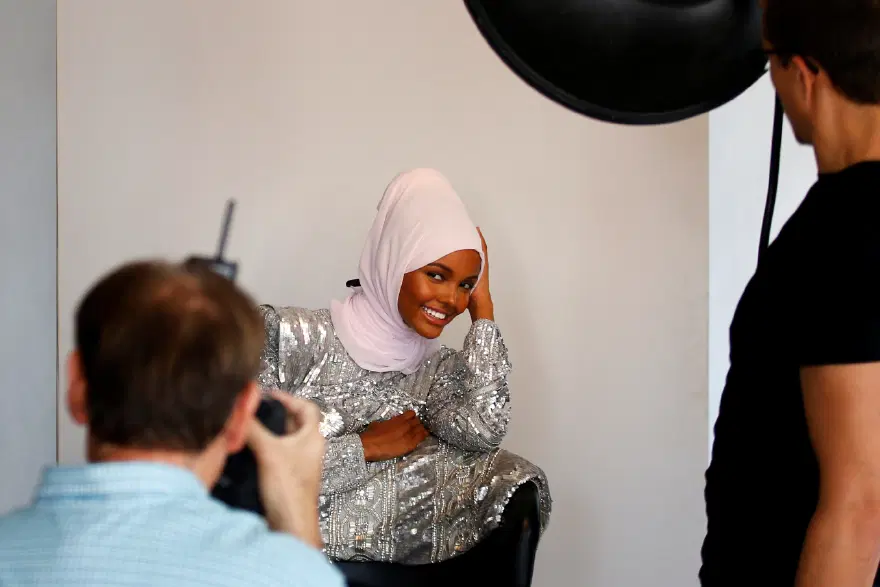 Mülteci kampından podyuma dünyanın ilk tesettürlü modeli Halima Aden’in hikayesi 